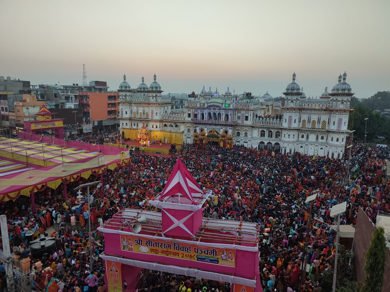 मजानकी विवाह पञ्चमी महोत्सवका अवसरमा मेला भर्न आएका भक्तजनहरू। तस्बिरः रोहित महतो/सेतोपाटी